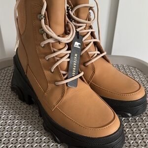 Sorel Tan Lace-Up Boots with Black Soles NWT Size 7